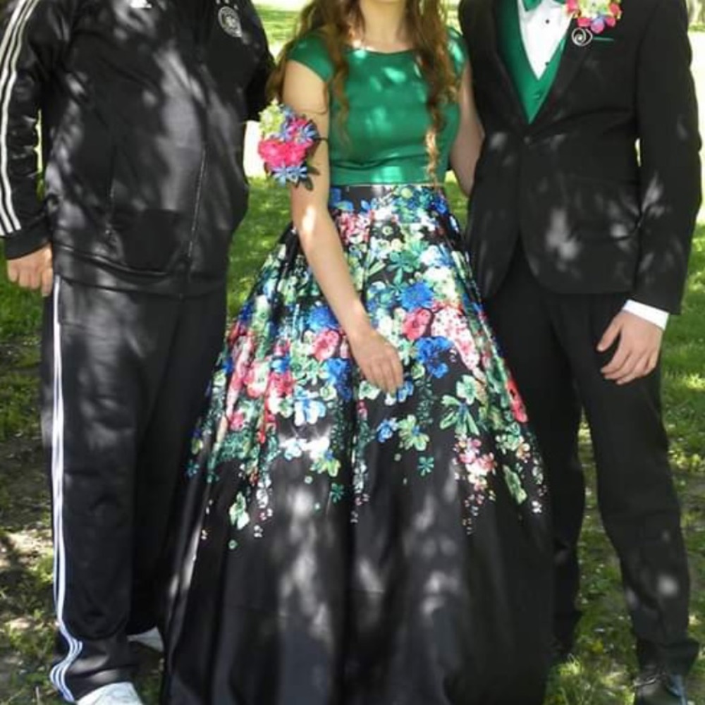 Size 6 emerald prom dress. Only worn once